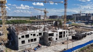 В Буграх продолжается возведение школы на 1383 места.