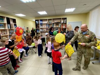Подарки к школе: детям участников СВО вручили наборы первоклассника.