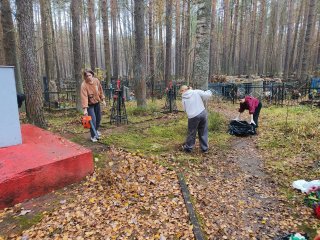 Добровольцы провели субботник у братской могилы в Рахье