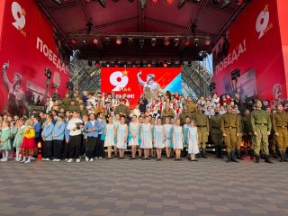 Во Всеволожске состоялся праздничный концерт «Ради жизни на земле». Вечер, в котором сцена стала живой страницей истории, а знакомые песни и образы наполнили пространство особым чувством памяти и единства.
