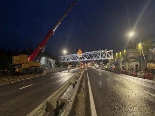 На 7-м километре Дороги Жизни идет строительство надземного пешеходного перехода