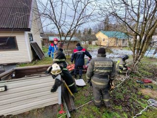 Всеволожские спасатели достали из колодца мужчину