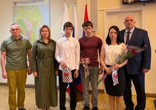 Мы склоняем головы в знак бесконечного уважения ...