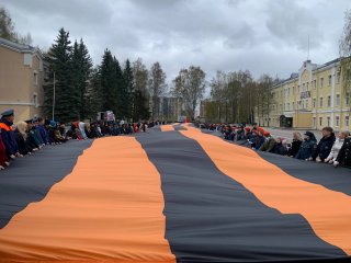В Мурино развернули 100-метровую Георгиевскую ленту