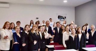 В Ленобласти вдвое увеличатся призовые региональные выплаты победителям Всероссийской олимпиады школьников.
