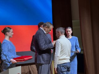 Александр Дрозденко вручил заслуженные государственные награды бойцам СВО