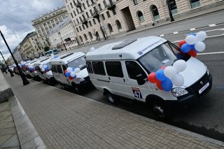 Ленинградская область передала новые микроавтобусы 19 семьям